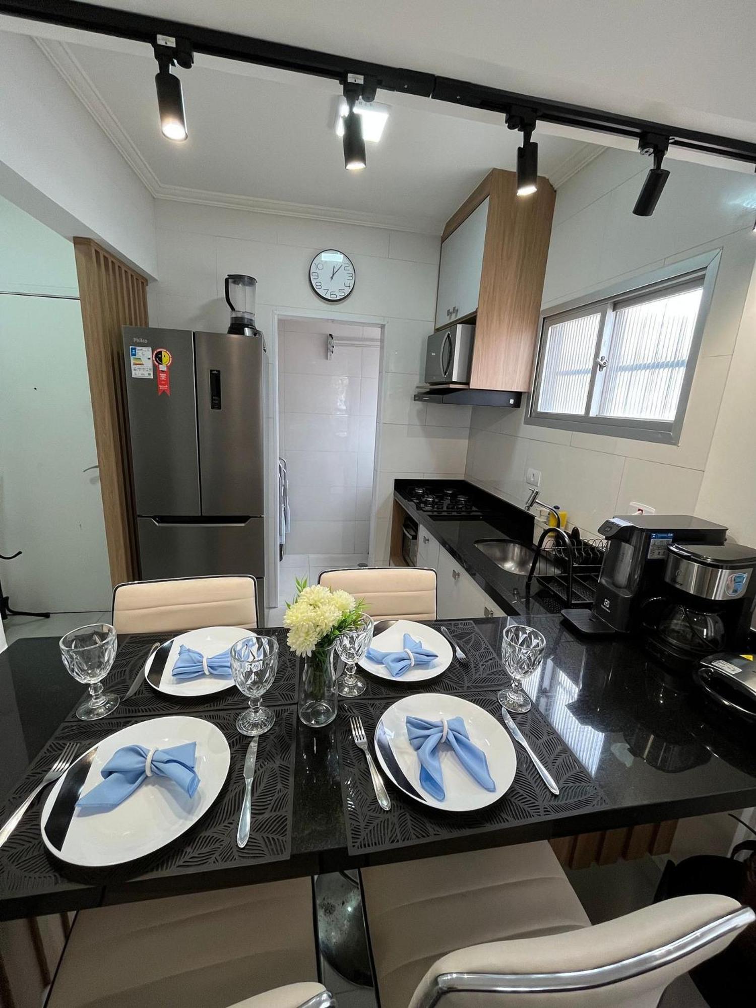 Apartment Canto Forte- C/varanda - Ate 5 Hospedes- Garagem - Wi Fi E 200 Metros Da Praia, 50 Metros Da Av Gastronomica Da Pg Praia Grande (Santos)