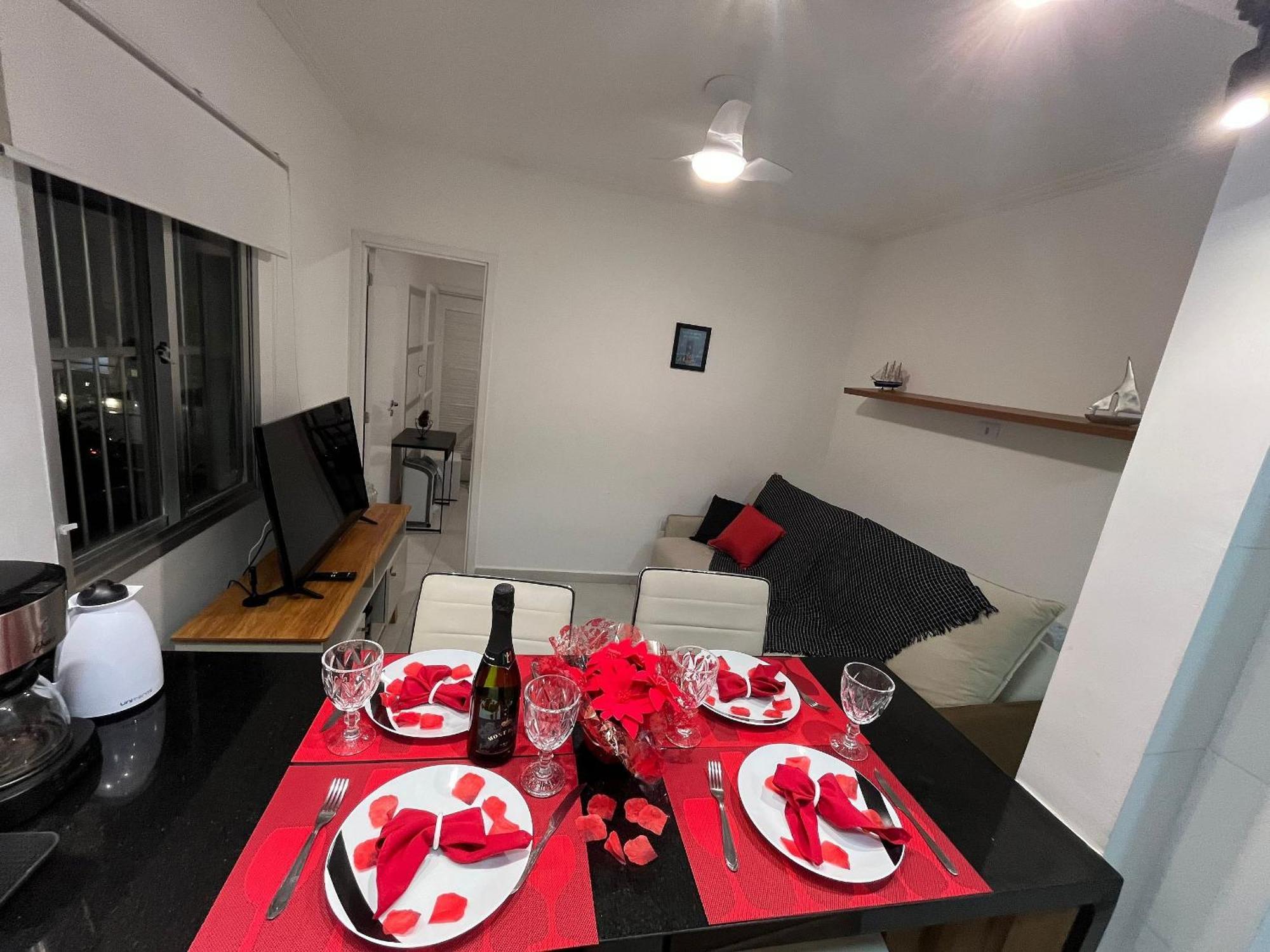 Apartment Canto Forte- C/varanda - Ate 5 Hospedes- Garagem - Wi Fi E 200 Metros Da Praia, 50 Metros Da Av Gastronomica Da Pg Praia Grande (Santos)